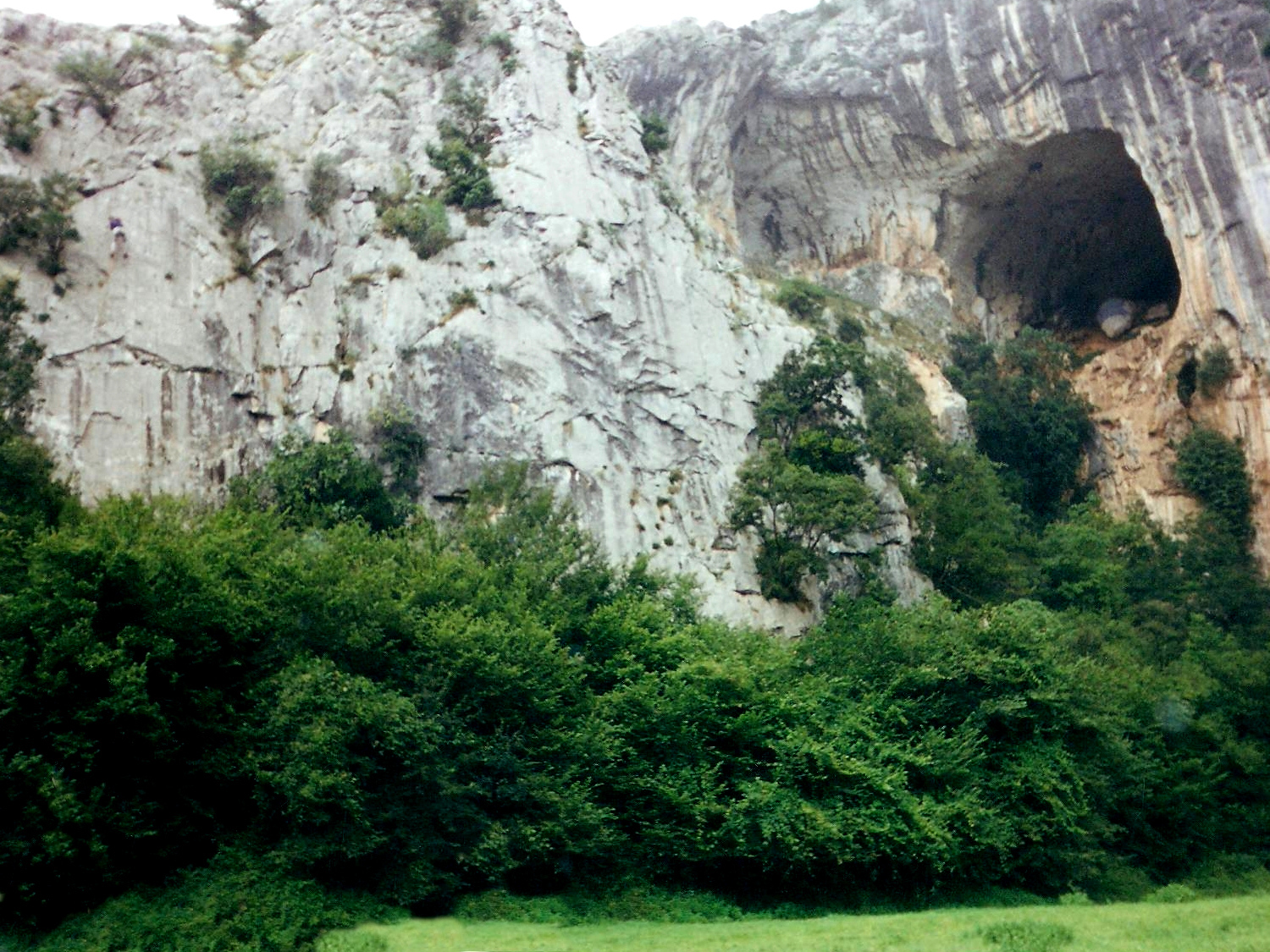 Nacho a la izquierda en Maitetxu  y la Cueva Mur a la derecha.
